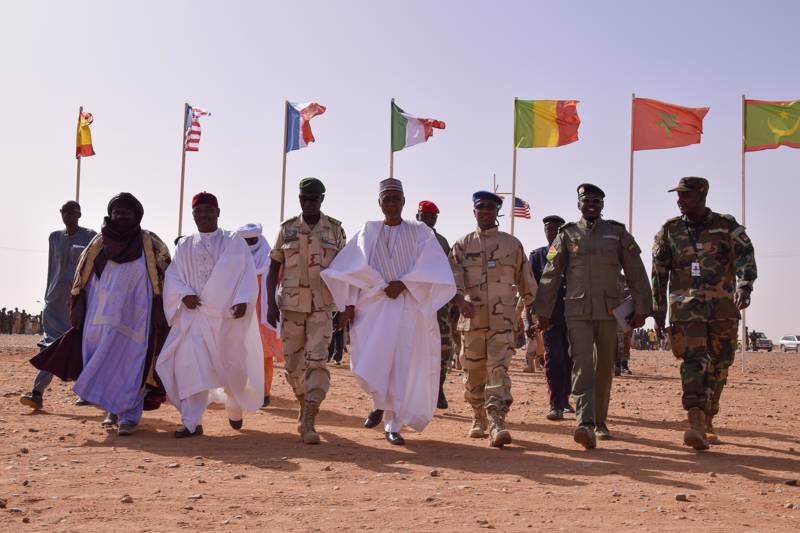 Sadou Soloke, governor of Agadez, Niger, walks with Col. Oumarou Aboubacar, Zone 2 commander, Forces Armees Nigeriennes, and other dignitaries upon the conclusion of an opening ceremony at the Joint Multinational Headquarters for Exercise Flintlock 2018 at Agadez, April 11, 2018. Flintlock is an annual, African-led, integrated military and law enforcement exercise that has strengthened key partner nation forces throughout North and West Africa as well as western Special Operations Forces since 2005. U.S. Army photo by Sgt. 1st Class Mary S. Katzenberger, 3rd Special Forces Group (Airborne)/Released